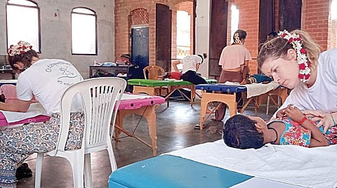 புதுச்சேரியில் பள்ளிக் குழந்தைகளுக்கு தொடுசிகிச்சை அளிக்கும் பிரான்ஸ் சிகிச்சை நிபுணர்கள்.