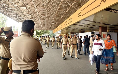 ஹைதராபாத் விமான நிலையத்தில் ரூ.8 கோடி தங்க நகைகள் பறிமுதல்
