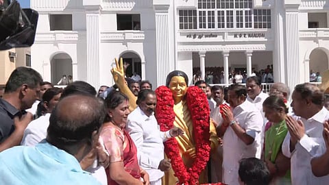 மரியாதை செலுத்திய இபிஎஸ்