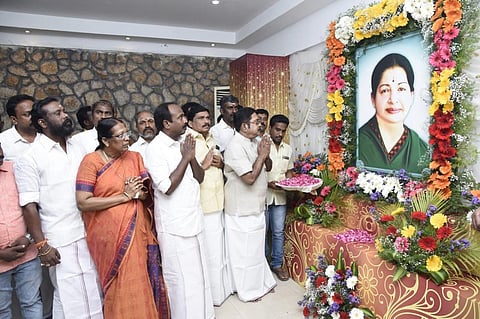 ஜெயலலிதா பிறந்தநாளில் மதுரைக்கு வந்த அமமுக பொதுச்செயலாளர் அவரது படத்திற்கு மலர் தூவி மரியாதை செலுத்தினார்.