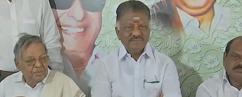 செய்தியாளர் சந்திப்பில் ஓபிஎஸ் மற்றும் அவரது ஆதரவாளர்கள்