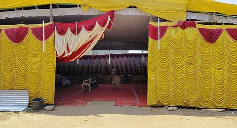 ஈரோடு கிழக்கு தொகுதிக்குட்பட்ட  கருங்கல்பாளையம் ராஜகோபால் தோட்டம் பகுதியில் திமுகவினர் அமைத்துள்ள  கூடாரம். படம்: எஸ். குரு பிரசாத்