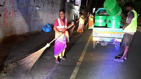 சென்னை | போக்குவரத்துக்கு இடையூறின்றி இரவு நேரங்களில் சாலை தூய்மைப் பணி