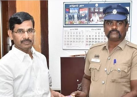 சென்னை | மூதாட்டி உயிரை காப்பாற்றிய காவலருக்கு தலைமைச் செயலர் பாராட்டு