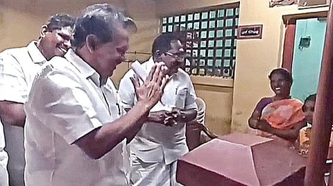 ஈரோட்டில் ஒரே வீட்டில் வாக்கு சேகரித்த திமுக அமைச்சர் பொன்முடி, அதிமுக முன்னாள் அமைச்சர் செல்லூர் ராஜு.