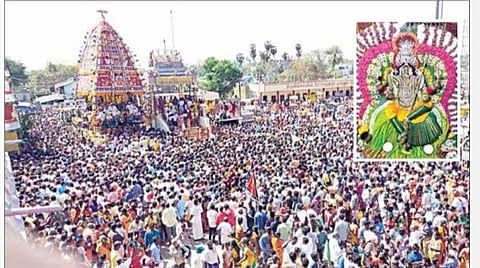 செஞ்சி அருகேயுள்ள மேல்மலையனூரில் நேற்று நடைபெற்ற அங்காளம்மன் கோயில் தேரோட்டத்தில் பங்கேற்ற பக்தர்களில் ஒரு பகுதியினர். (உள்படம்) சிறப்பு அலங்காரத்தில் மேல்மலையனூர் அங்காளம்மன்.