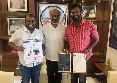 கையெழுத்திட்ட ரஜினிகாந்த்