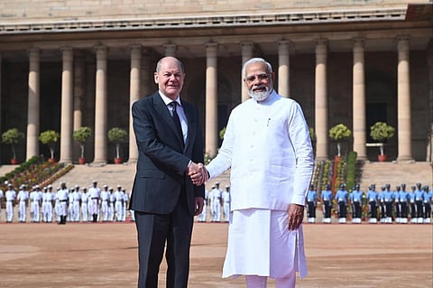 இந்தியா வந்துள்ள ஜெர்மனி பிரதமரை குடியரசுத் தலைவர் மாளிகையில் வரவேற்ற பிரதமர் மோடி