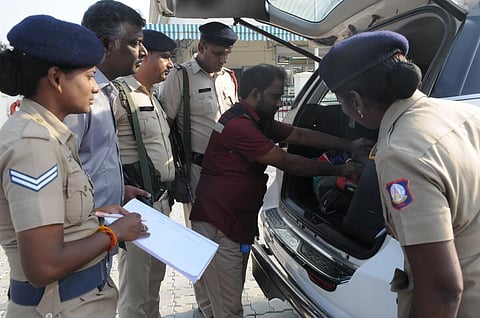 தீவிர சோதனையில் பறக்கும் படையினர்