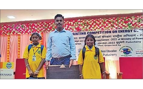 ஓவியப்போட்டியில் கலந்து கொண்டு பரிசு வென்ற மாணவிகள் ரித்திகா, ரூபிகாவுடன் ஆசிரியர் செந்தில்.