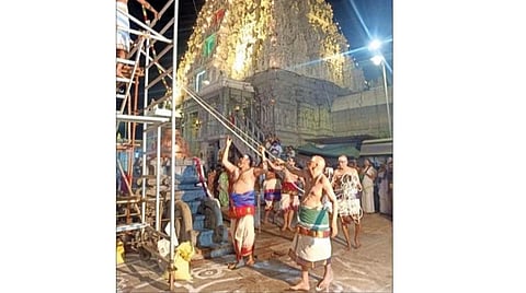 காஞ்சி காமாட்சி அம்மன் கோயிலில் பிரம்மோற்சவத்தையொட்டி கொடி ஏற்றப்பட்டது. இதையொட்டி கோபுரம் விளக்குகளால் ஜொலிக்கிறது.