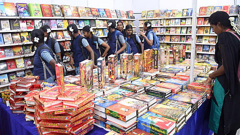 வாசிப்பை நேசிப்போம்: புனைவில் தொடங்கி வரலாற்றில் தொடர்கிறது