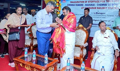 தாம்பரம் ரயில் நிலையத்தில் நடந்த விழாவில் பங்கேற்ற மத்திய இணையமைச்சர் எல்.முருகன்