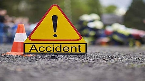 அண்ணா மேம்பாலம் அருகே சாலை தடுப்பில் கார் மோதியதில் கல்லூரி மாணவர் உயிரிழப்பு