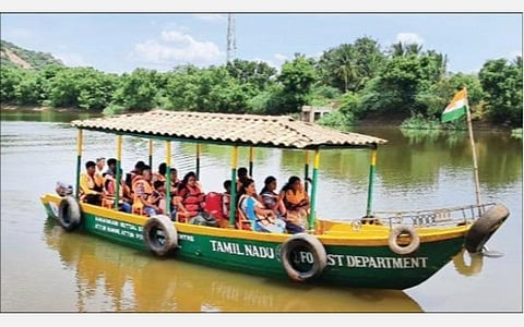 ஆத்தூரை அடுத்த ஆனைவாரி முட்டல் ஏரியில், படகு சவாரி செய்து மகிழ்ந்த சுற்றுலாப் பயணிகள்