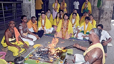 தஞ்சாவூர் அருகே திட்டை வசிஷ்டேஸ்வரர் கோயிலில் நேற்று தமிழ் மொழிக்காக சிறப்பு யாகம் நடத்திய ஜப்பான் நாட்டினர். படம்: ஆர்.வெங்கடேஷ்