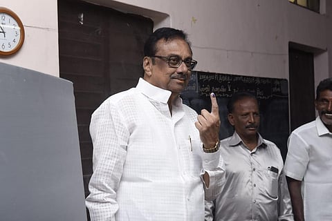 வாக்கினை பதிவு செய்து ஈவிகேஎஸ் இளங்கோவன் | படங்கள்: எஸ்.குருபிரசாத்.