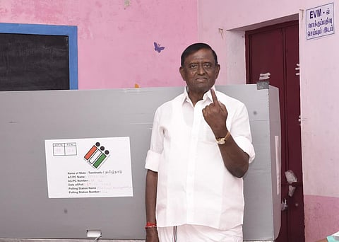 வாக்கினை பதிவு செய்த அதிமுக வேட்பாளர் கே.எஸ்.தென்னரசு | படங்கள் : எஸ்.குருபிரசாத்