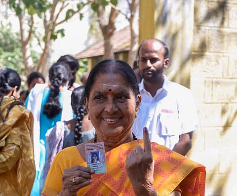 சிஎஸ்ஐ மகளிர் மேல்நிலைப்பள்ளி வாக்குச்சாவடி மையத்தில் வாக்களித்த மொடக்குறிச்சி பாஜக எம்எல்ஏ சரஸ்வதி.| படம்: எஸ்.குருபிரசாத்.