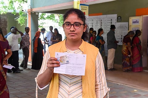 ஈரோடு கிழக்கு இடைத்தேர்தலில் வாக்களித்த முதன்முறை வாக்காளர் எஸ்.ரம்யா | படங்கள்: எஸ்.குருபிரசாத்
