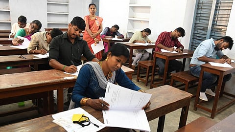 மதுரையில் ஒரு மையத்தில் சனிக்கிழமை (25,2,2023) அன்று நடைபெற்ற டிஎன்பிஎஸ்இ குரூப் 2 தேர்வு.