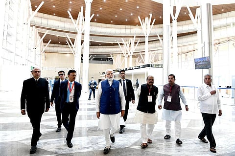 கர்நாடக மாநிலம் ஷிமோகாவில் புதிதாக கட்டப்பட்ட விமான நிலையத்தை பிரதமர் மோடி நேற்று திறந்துவைத்து பார்வையிட்டார். உடன் முதல்வர் பசவராஜ் பொம்மை உள்ளிட்டோர். படம்: பிடிஐ