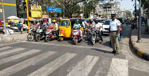 வெள்ளைக் கோட்டினை தாண்டி நிறுத்தப்படும் வாகனங்கள்: 3702 வழக்குகள் பதிவு செய்த சென்னை காவல்துறை