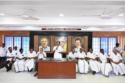 சேலம் மாநகர, மத்திய மாவட்ட செயலாளர் ராஜேந்திரன் தலைமையில் நடந்த பொது உறுப்பினர்கள் கூட்டம்