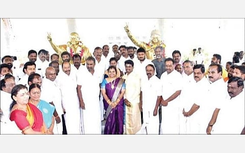 ஆர்.பி.உதயகுமார் மகள் வரவேற்பு விழாவில் பங்கேற்ற அதிமுக முன்னாள் அமைச்சர்கள்.