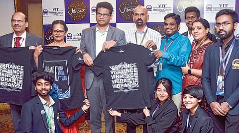 சென்னை விஐடியின் ‘வைப்ரன்ஸ்-2023’ கலை விழாவுக்கான டி-சர்ட், பேனர்  வெளியீடு நிகழ்ச்சி தி.நகரில் நேற்று நடைபெற்றது. இதில் விஐடி துணை தலைவர் சேகர் விஸ்வநாதன், இணை துணைவேந்தர் வி.எஸ்.காஞ்சனா பாஸ்கரன், கூடுதல் பதிவாளர் பி.கே.மனோகரன், இயக்குநர் (மாணவர் நலன்) வி.ராஜசேகரன் பங்கேற்றனர். படம்: பு.க.பிரவீன்