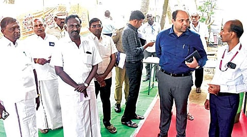 ஈரோடு கிழக்கு தொகுதி இடைத்தேர்தலையொட்டி வாக்குப்பதிவு இயந்திரங்கள் வைக்கப்பட்டுள்ள சித்தோடு ஐஆர்டிடி பொறியியல் கல்லூரியில் அமைந்துள்ள வாக்கு எண்ணும் மையத்தை மாவட்ட தேர்தல் அதிகாரியும், ஆட்சியருமான கிருஷ்ணன் உன்னி நேற்று பார்வையிட்டார். அருகில் தேர்தல் அலுவலரும் மாநகராட்சி ஆணையருமான சிவக்குமார்.