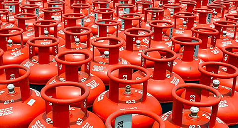 வீட்டு உபயோக சிலிண்டர் விலை ரூ.50, வணிக சிலிண்டர் விலை ரூ.350.50 அதிகரிப்பு