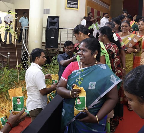 தொண்டர்களுக்கு மஞ்சள்பையுடன் மரக்கன்றுகள்