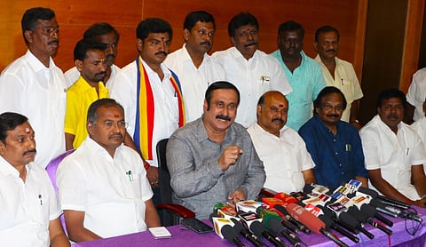 சேலத்தில் நிருபர்களுக்கு பேட்டியளித்த பாமக தலைவர் அன்புமணி ராமதாஸ். | படம்: எஸ்.குரு பிரசாத்