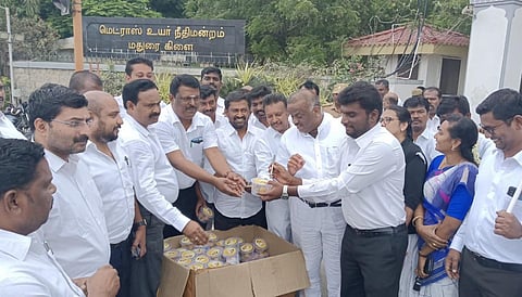 முதல்வர் ஸ்டாலின் பிறந்தநாளை பேனா வழங்கி கொண்டாடிய மதுரை அரசு வழக்கறிஞர்கள்
