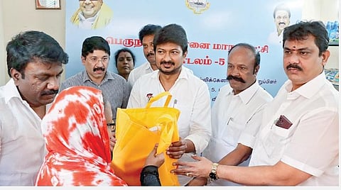 திருவல்லிக்கேணி நகர கூட்டுறவு சங்கத்தின் புதிய நியாய விலைக் கடையை, அமைச்சர் உதயநிதி ஸ்டாலின் நேற்று திறந்து வைத்து, முதல் விற்பனையை தொடங்கி வைத்தார். உடன் அமைச்சர்கள் கே.ஆர்.பெரியகருப்பன், அன்பில் மகேஸ், தயாநிதி மாறன் எம்.பி உள்ளிட்டோர்.