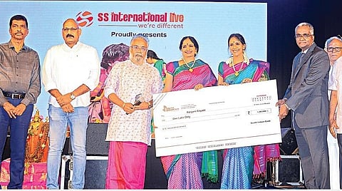விருது வழங்கும் விழாவில் (இடமிருந்து) எஸ்.எஸ்.இன்டர்நேஷனல்    லைவ் இயக்குநர்கள் ராஜேந்திரன், முரளிதரன், இளங்கோ குமணன், ரஞ்சனி - காயத்ரி, சவுத் இண்டியன் வங்கி நிர்வாக இயக்குநர் முரளிராமகிருஷ்ணன், மாண்டலின் னிவாஸின் தந்தை யூ.சத்யநாராயணா, ஹரிக்ருஷ்ணா, சங்கரநாராயணன், கிளீவ்லேண்ட் சுந்தரம். படம்: பு.க.பிரவீன்