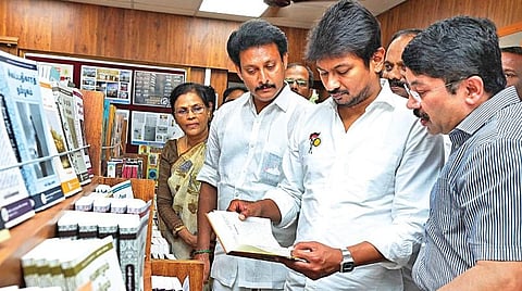 நுங்கம்பாக்கம் பள்ளிக்கல்வி தலைமை அலுவலகத்தில் அமைக்கப்பட்டுள்ள முன்னோட்டக் காட்சி அரங்கம், `14417' உதவி எண்ணுக்கான அழைப்பு மையம் உள்ளிட்ட புதிய கட்டமைப்பு வசதிகளை இளைஞர் நலன் மற்றும் விளையாட்டு மேம்பாட்டுத் துறை அமைச்சர் உதயநிதி ஸ்டாலின் நேற்று திறந்து வைத்து பார்வையிட்டார். உடன், பள்ளிக் கல்வித் துறை அமைச்சர் அன்பில் மகேஸ், தயாநிதி மாறன் எம்.பி. உள்ளிட்டோர். படம்: ம.பிரபு