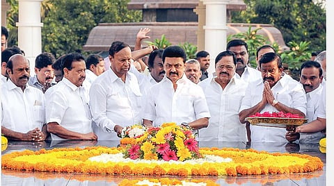 தனது 70-வது பிறந்த நாளையொயாட்டி மெரினாவில் உள்ள அண்ணா நினைவிடத்தில் நேற்று மலர்கள் தூவி மரியாதை செலுத்தினார் முதல்வர் மு.க.ஸ்டாலின். உடன், திமுக பொதுச் செயலாளர் துரைமுருகன், பொருளாளர் டி.ஆர்.பாலு மற்றும் அமைச்சர்கள் உள்ளிட்டோர்.