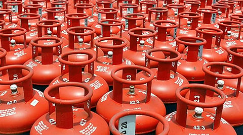 சமையல் காஸ் சிலிண்டர் விலை ரூ.50 உயர்வு: பொதுமக்கள் கவலை; அரசியல் கட்சித் தலைவர்கள் கண்டனம்