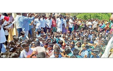 திருப்பத்தூர் வட்டாட்சியர் அலுவலகத்தில் பட்டியலின ஜாதி சான்றிதழ் கேட்டு கண்களில் கருப்பு துணி கட்டியபடி தவளை போல் தத்தி, தத்தி குதித்து நூதன போராட்டத்தில் ஈடுபட்ட மாணவ, மாணவிகள்.