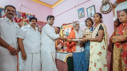 ராணுவ வீரர் பிரபு குடும்பத்தினருக்கு பாஜக சார்பில் ரூ.10 லட்சத்துக்கான காசோலை வழங்கிய மாநில தலைவர் அண்ணாமலை. உடன் கட்சியின் மூத்த நிர்வாகிகள்.