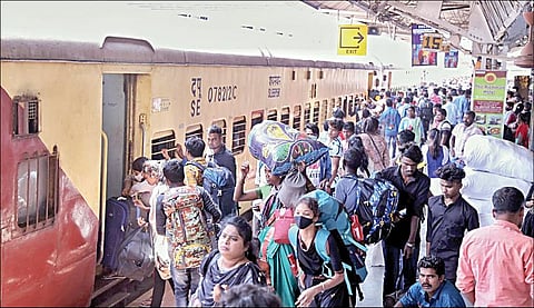 திருப்பூரில் இருந்து ரயில் மூலம் தங்களது சொந்த ஊர்களுக்கு செல்லும் வடமாநிலத் தொழிலாளர்கள்.