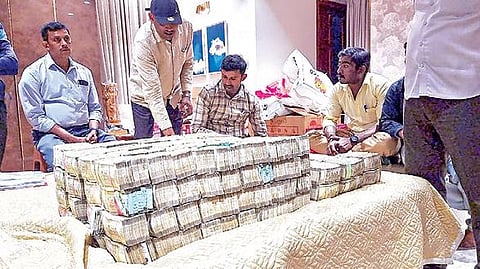 பெங்களூருவில் பிரசாந்த் குமார் வீட்டில் அதிகாரிகள் பறிமுதல் செய்த ரூ.6 கோடி ரொக்கம்.  படம்: பிடிஐ