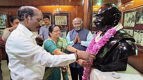 காமராஜர் சிலைக்கு  மாலை அணிவிக்கு சிவன்