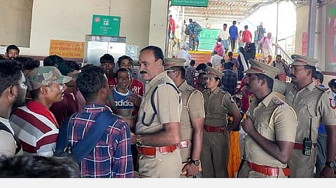 சென்னை சென்ட்ரல் ரயில் நிலையத்தில் வட மாநில தொழிலாளர்கள்