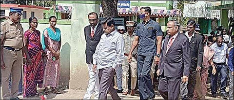 வாச்சாத்தி கிராமத்தில் நேற்று ஆய்வு மேற்கொண்ட உயர் நீதிமன்ற நீதிபதி பி.வேல்முருகன். படம்: எஸ்.செந்தில்