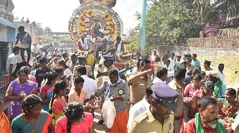 திருப்போரூர் கந்தசுவாமி கோயில் உற்சவர் வீதி உலா ஆதிதிராவிடர் பகுதிக்குள் பலத்த போலீஸ் பாதுகாப்புடன் சென்றது.