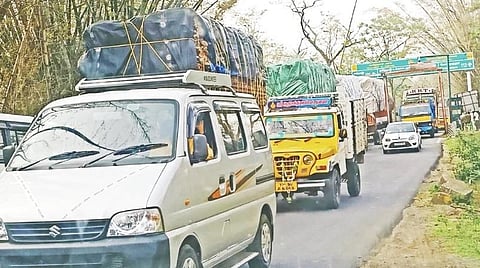 தமிழக – கர்நாடக எல்லையான காரப்பள்ளம் சோதனைச்சாவடியில் காலை நேரத்தில் ஏற்படும் போக்குவரத்து நெரிசல் 	(கோப்பு படம்)