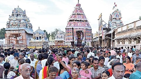 மாசி மக விழாவையொட்டி, கும்பகோணத்தில் நேற்று நடைபெற்ற அபிமுகேஸ்வரர் கோயில் தேரோட்டம்.